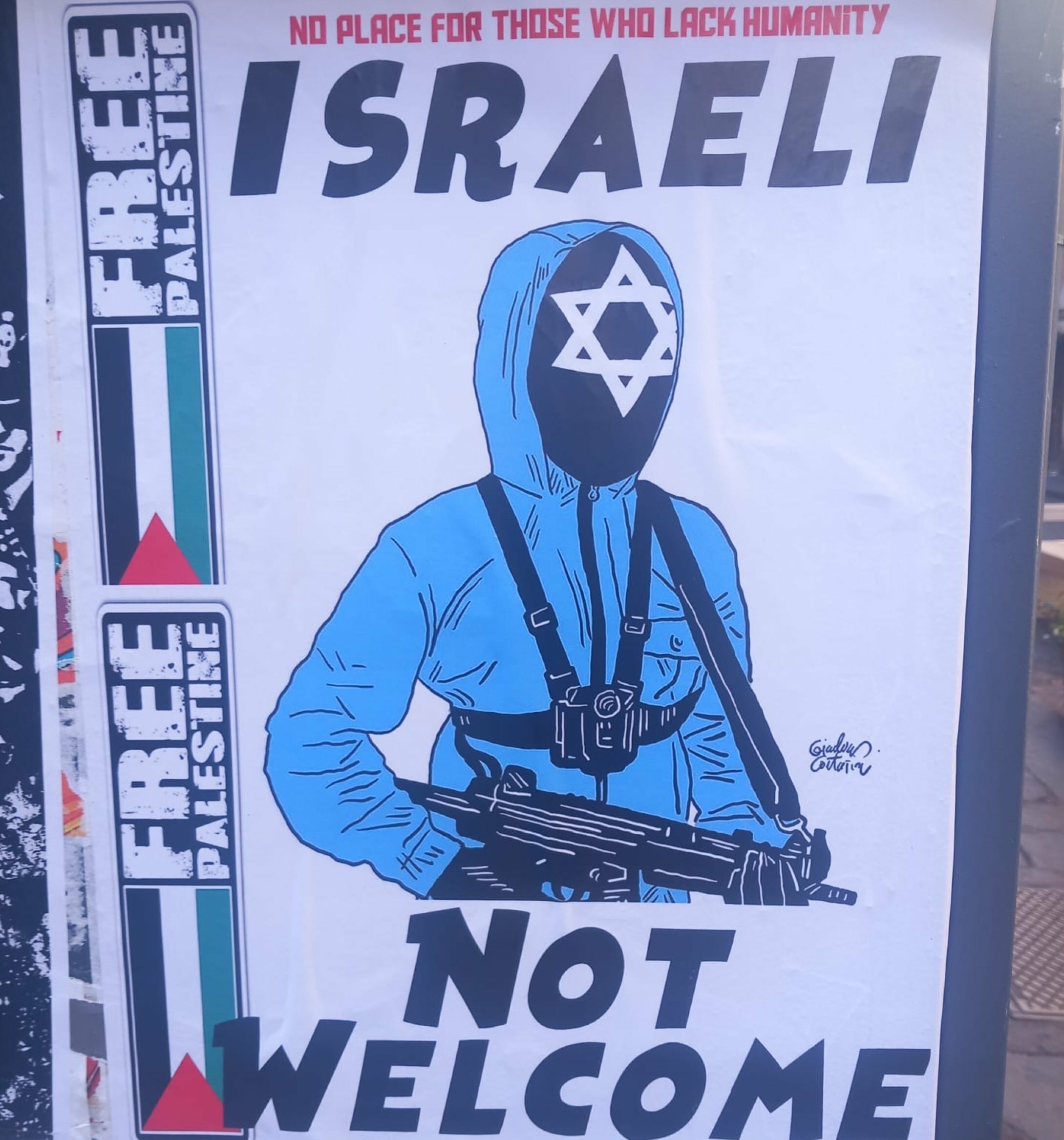 Catania, poster anti-Israele con mitra e Stella di David Catania, poster anti-Israele con mitra e Stella di David
