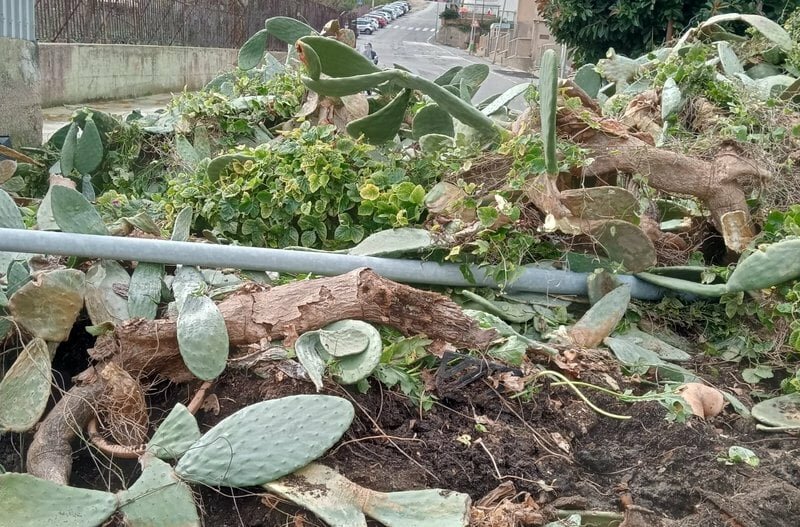 Smottamento improvviso: gi&ugrave; massi e palo della luce