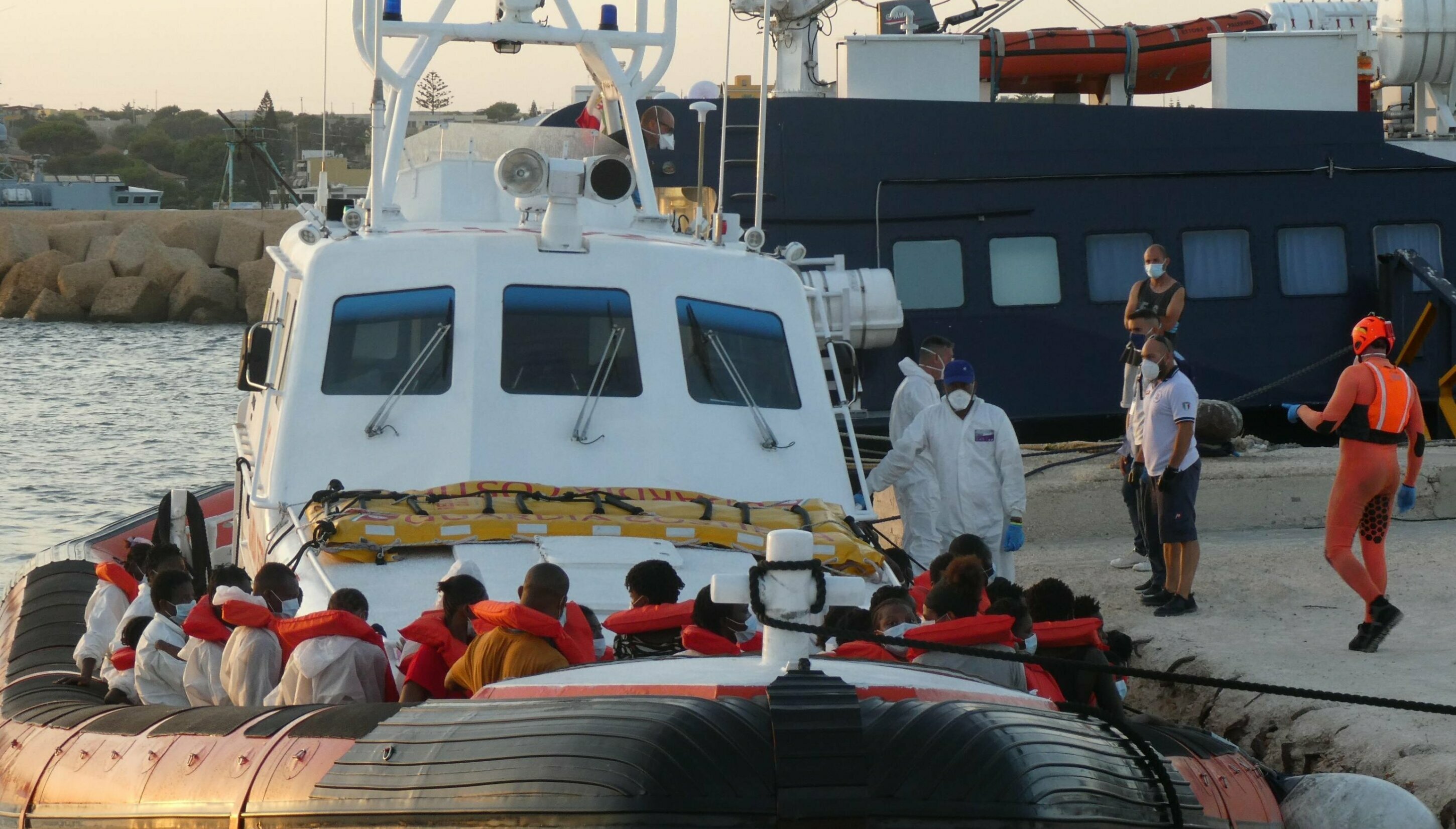 Sbarcati 117 migranti, segnalati casi di scabbia Sbarcati 117 migranti, segnalati casi di scabbia