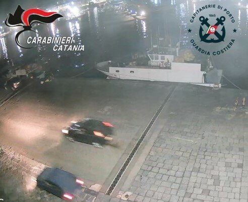 Folle sfida tra auto nel porto di Riposto