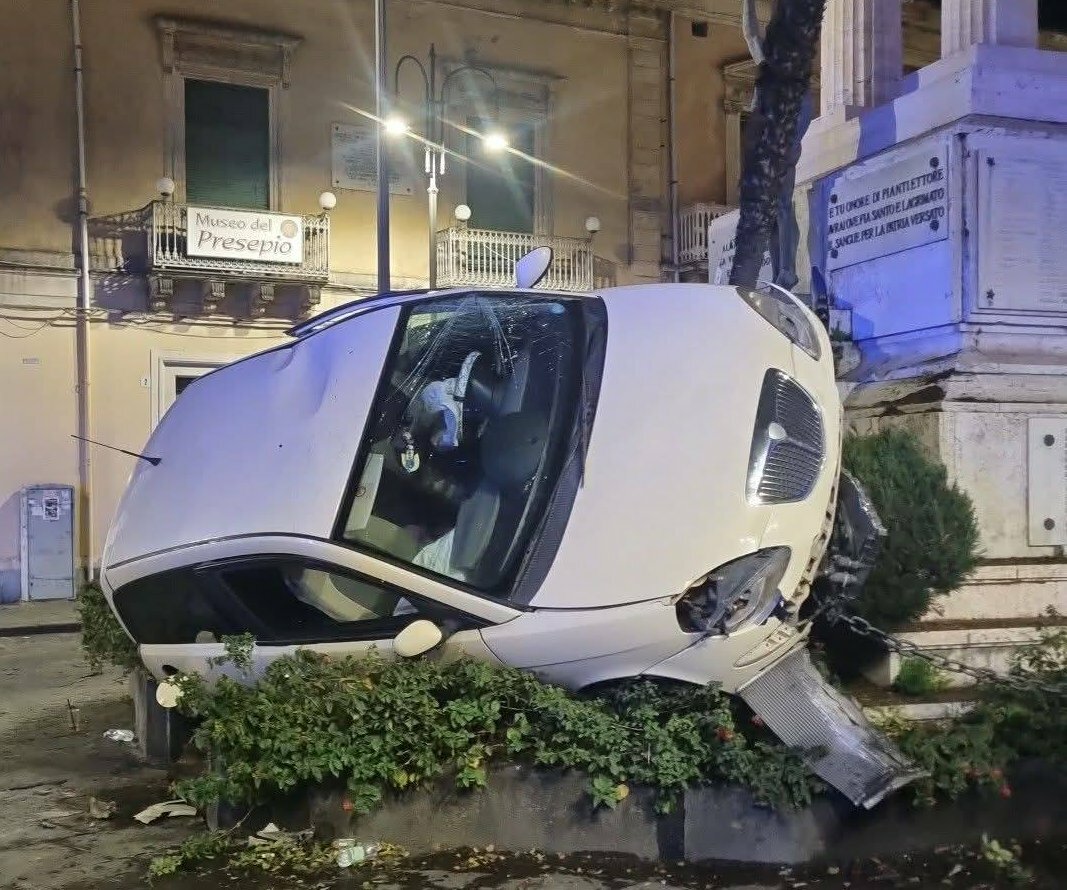 Giarre, macchina contro il monumento ai caduti