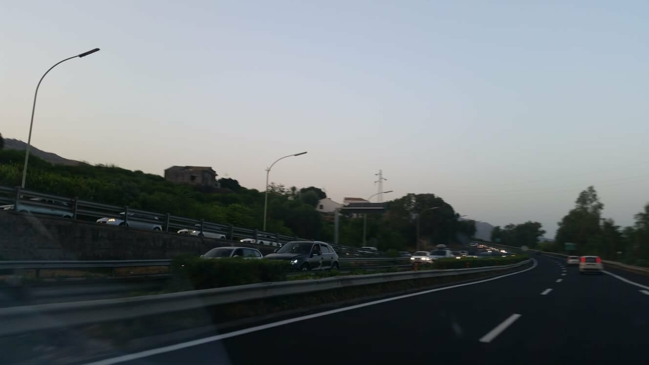 Lancio di sassi, paura sulla A18