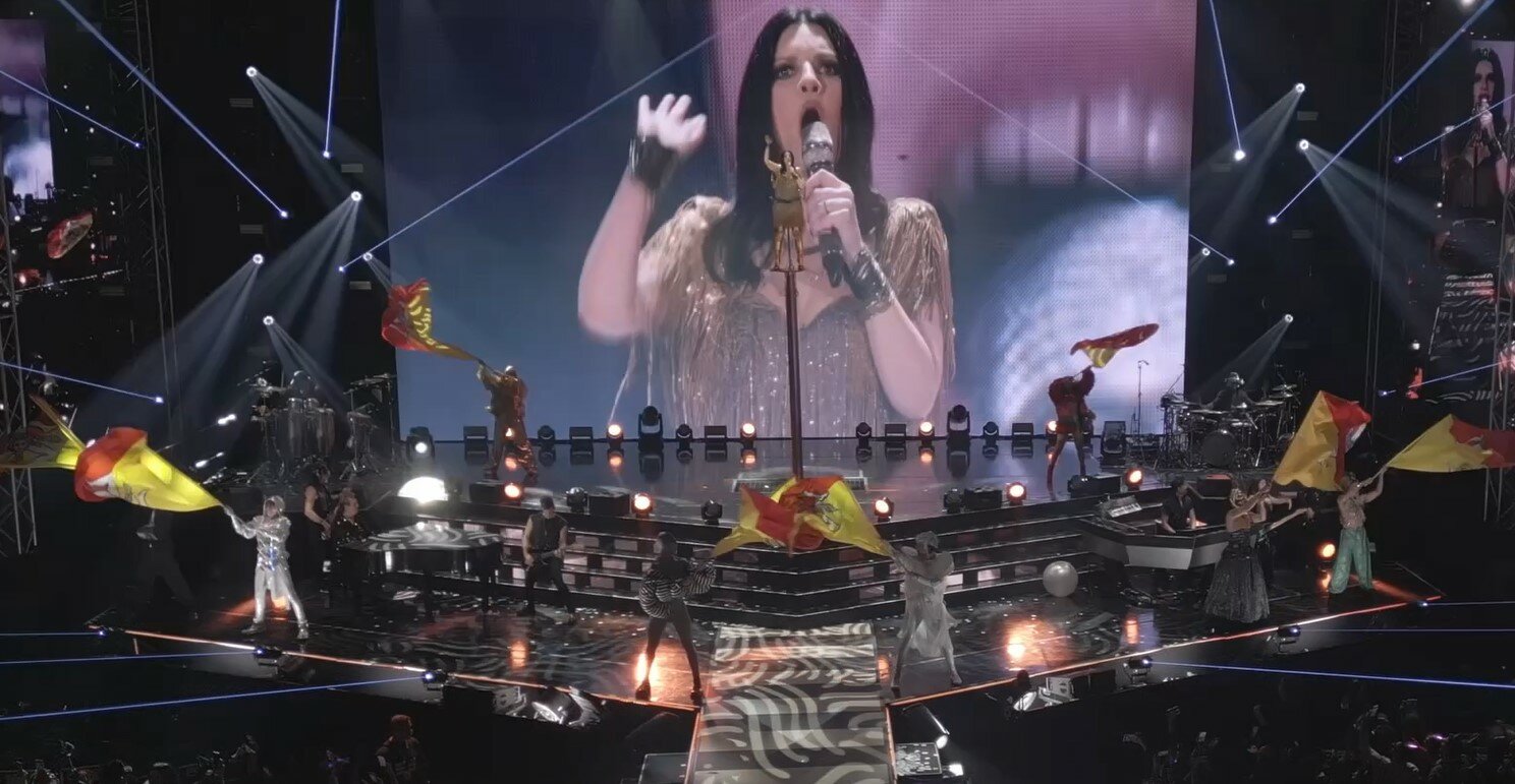 Disco music e bandiere: Pausini regina di Messina