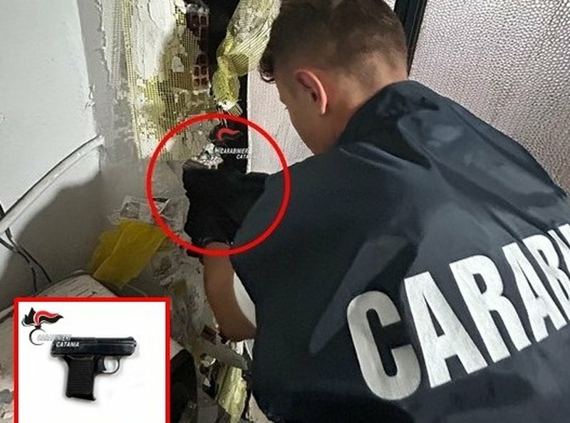 Librino, droga e pistola nella canna fumaria