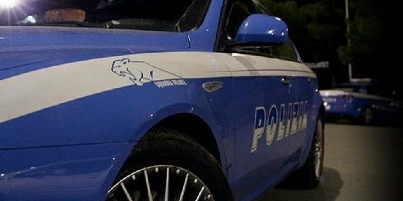 Tenta di scippare turista e aggredisce poliziotti