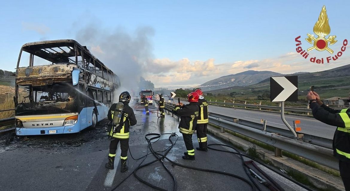 Pullman avvolto dalle fiamme: caos in autostrada