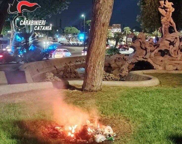 Follia alla stazione: dà fuoco al prato vicino alla fontana