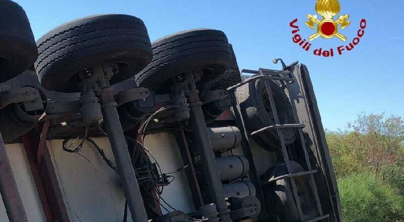 Si lancia dal camion in corsa e muore sul colpo