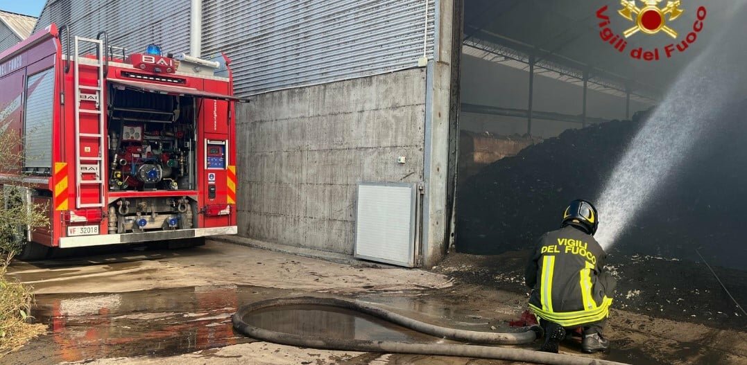 In fiamme un capannone alla zona industriale