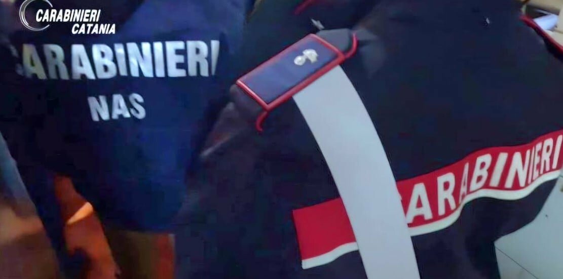 Scarafaggi e sporcizia, chiuso bar di Catania