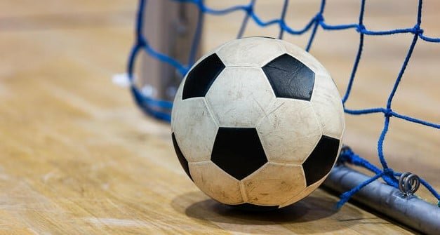 Riposto, il sindaco vieta il pallone per strada