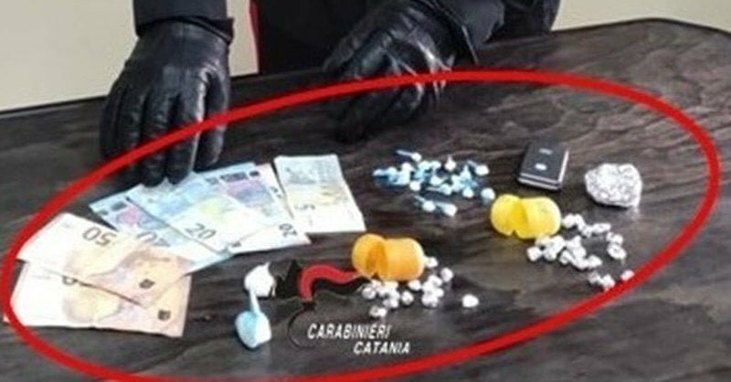 Sulla panchina con 60 dosi di cocaina