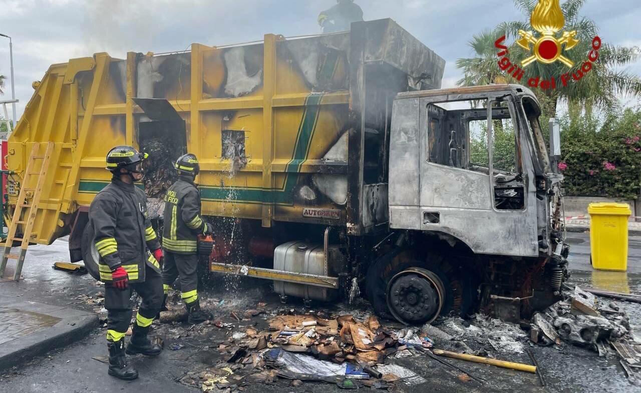Catania, in fiamme il camion dei rifiuti
