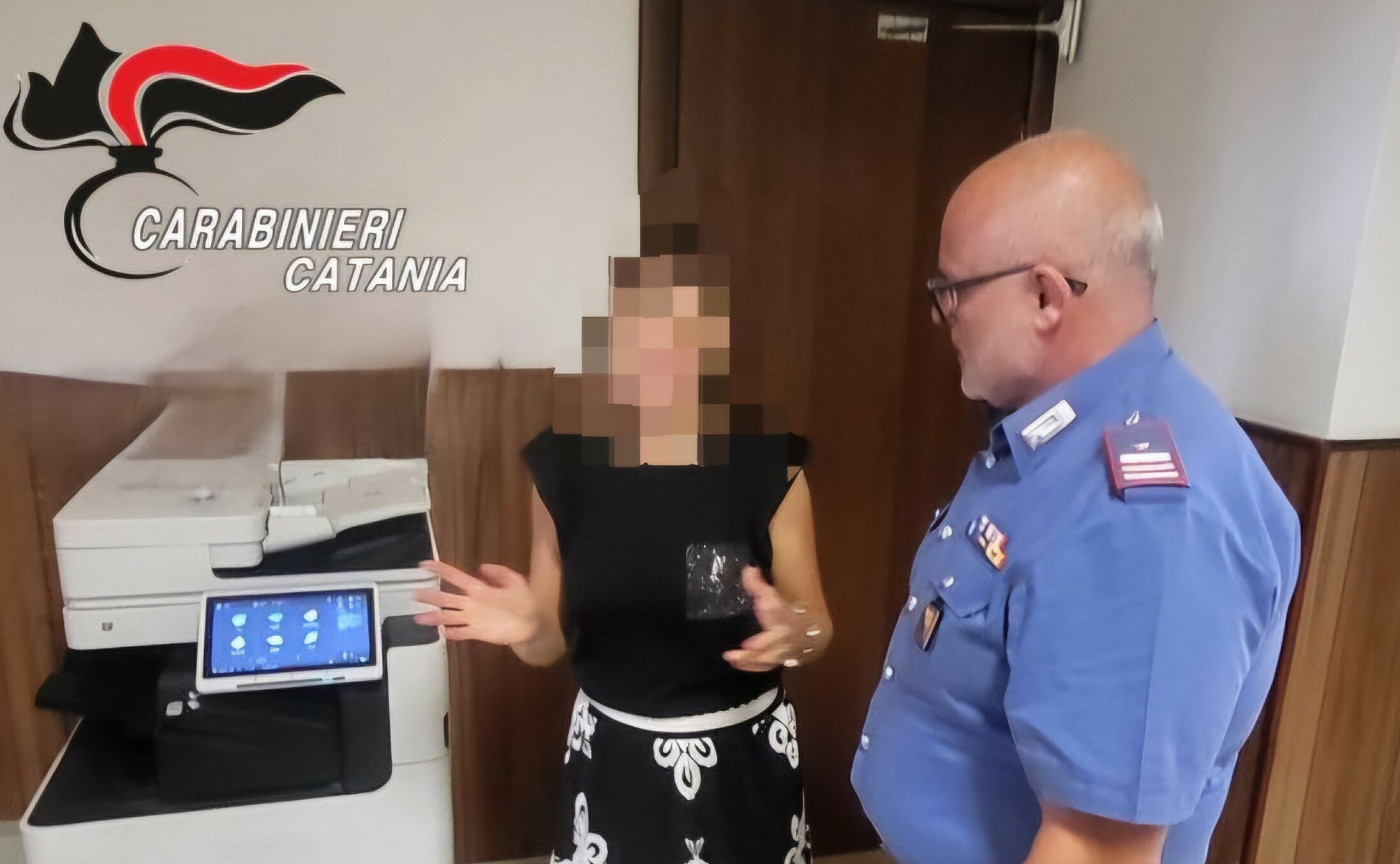 La madre gli nega i soldi e lui la spinge dalle scale