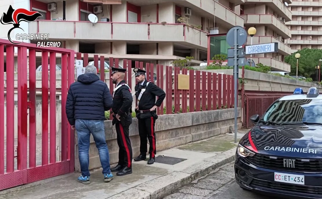 Non si ferma all'alt e simula il furto dello scooter