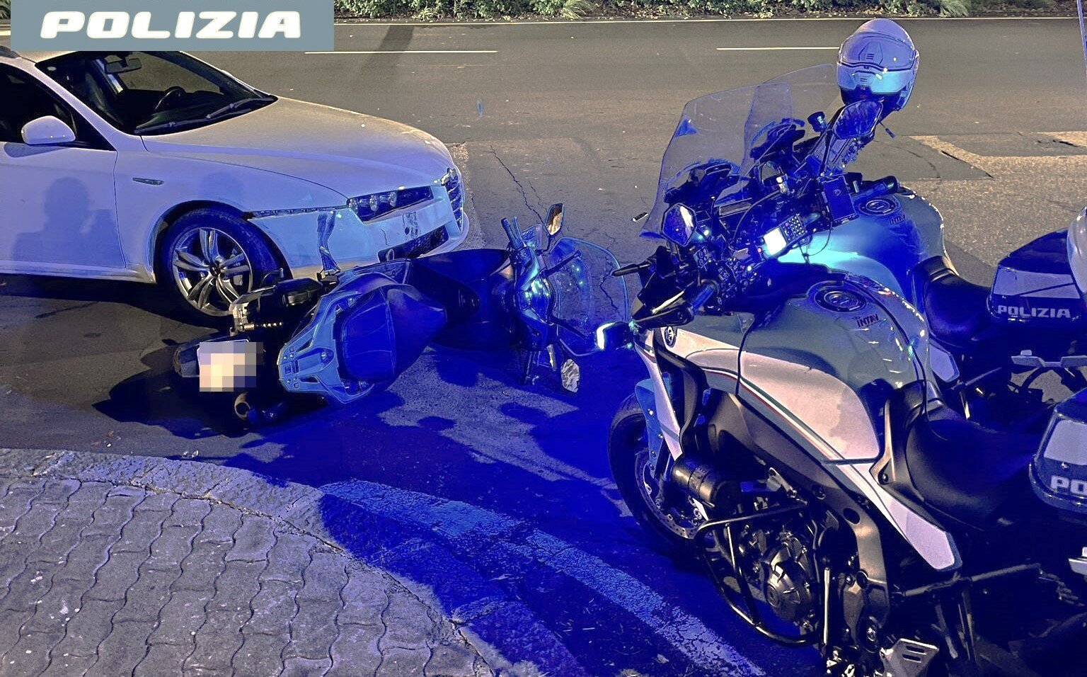 Contromano in viale Ulisse: si schianta