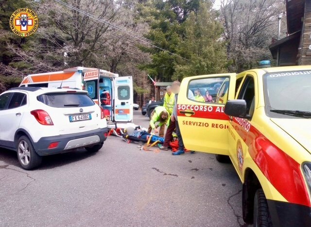 Scivola all'ingresso della grotta: soccorsa sull'Etna