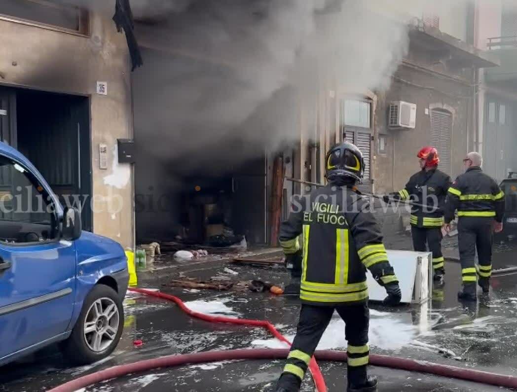 Fiamme in un garage a Picanello: colonna di fumo sulla città