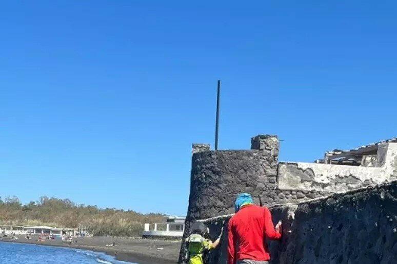 La spiaggia nera di Vulcano rischia di scomparire