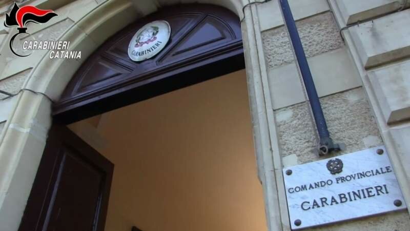 Droga, soldi falsi e pistola nel peluche della figlia