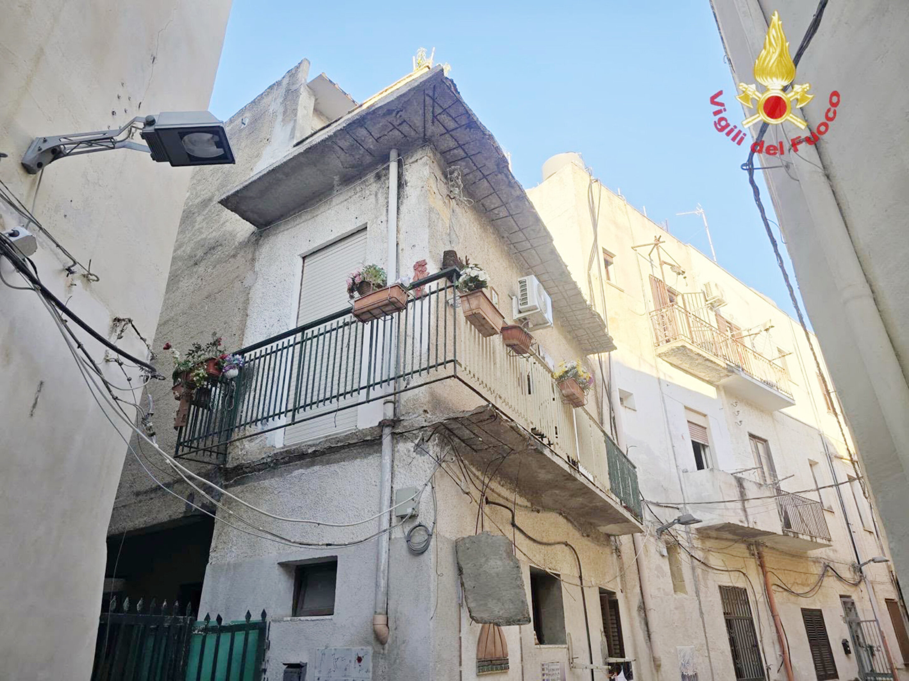 E' affacciata, il balcone crolla: volo fatale E' affacciata, il balcone crolla: volo fatale