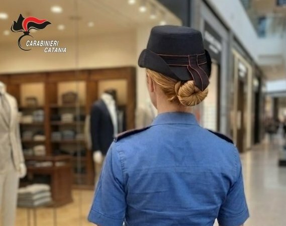 Beccata a rubare vestiti nel centro commerciale
