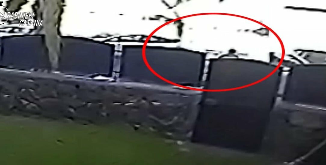 Gli spara 5 volte in strada: preso catanese