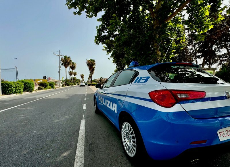 Ruba borsa da un'auto parcheggiata alla Plaia