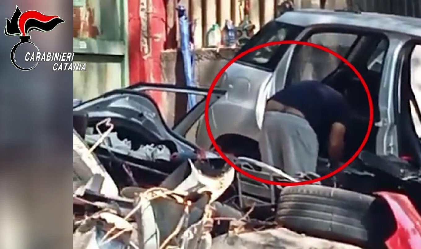 Nella campagna catanese la centrale delle auto rubate e smantellate Nella campagna catanese la centrale delle auto rubate e smantellate
