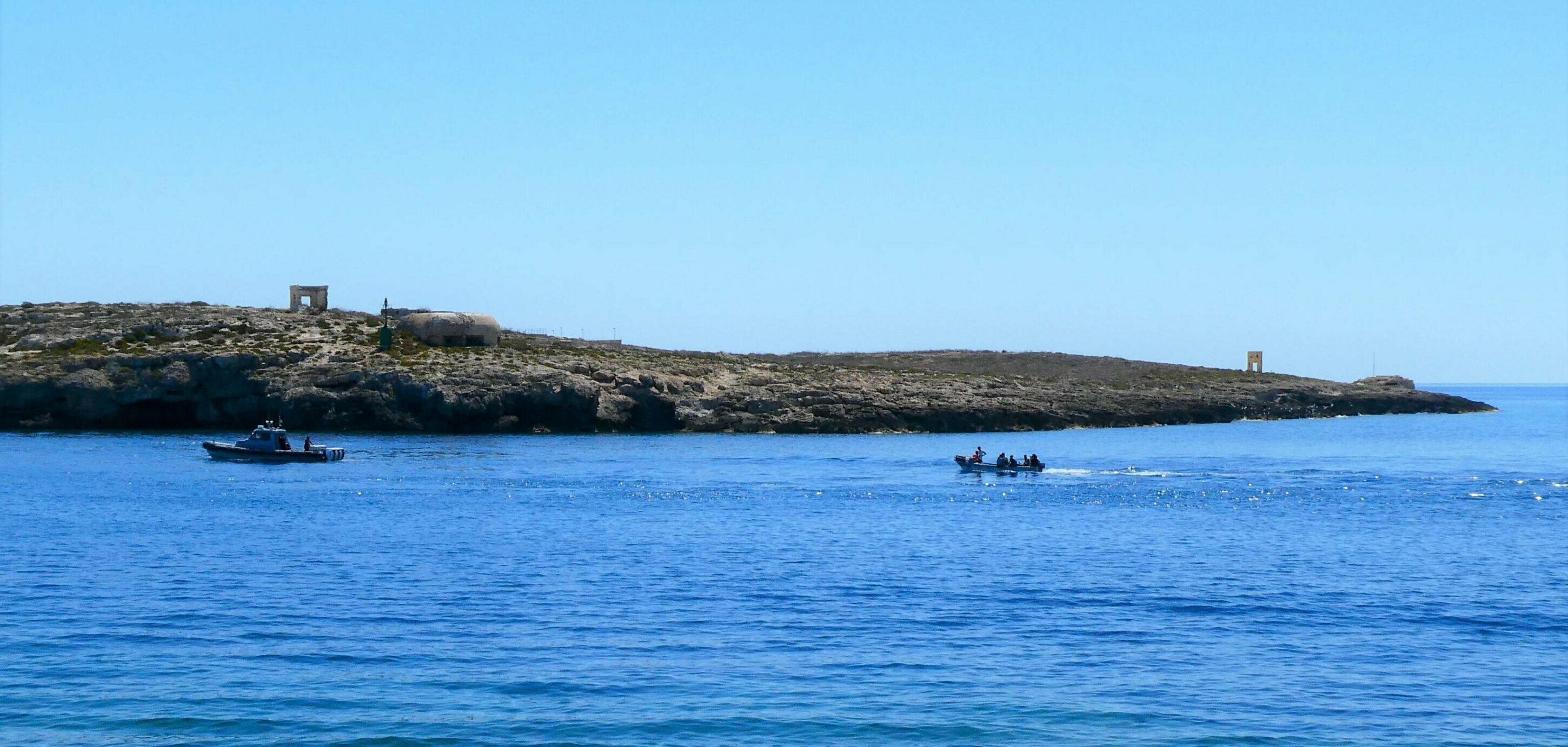 Aggrappati agli scogli 46 migranti, uno muore Aggrappati agli scogli 46 migranti, uno muore