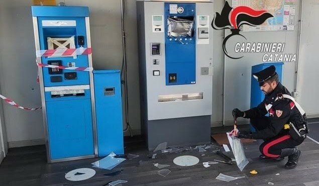 Pietre contro biglietteria Amts: bloccati i 2 ladri