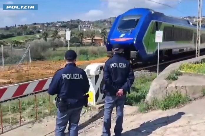 Mettono massi sui binari e danneggiano treno in corsa