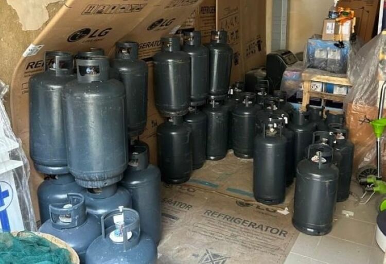 Decine di bombole accatastate al piano terra di un palazzo