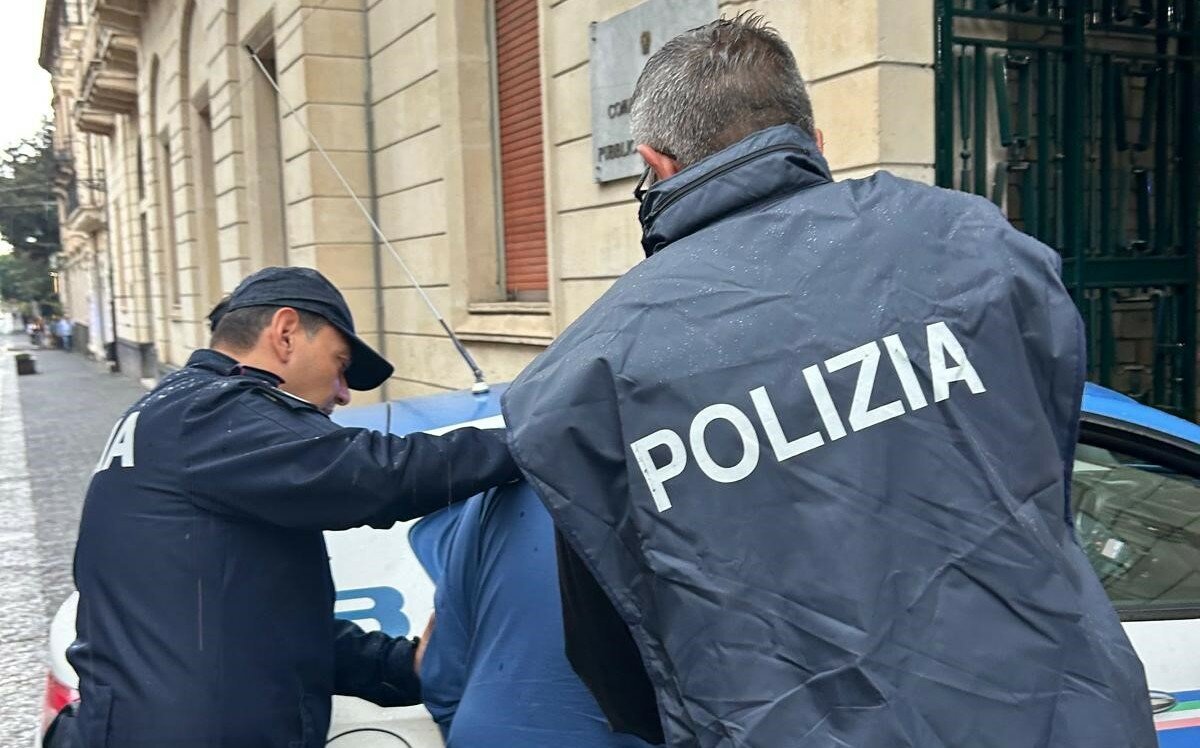 Con la pistola in mano minaccia gli avvocati: Con la pistola in mano minaccia gli avvocati: