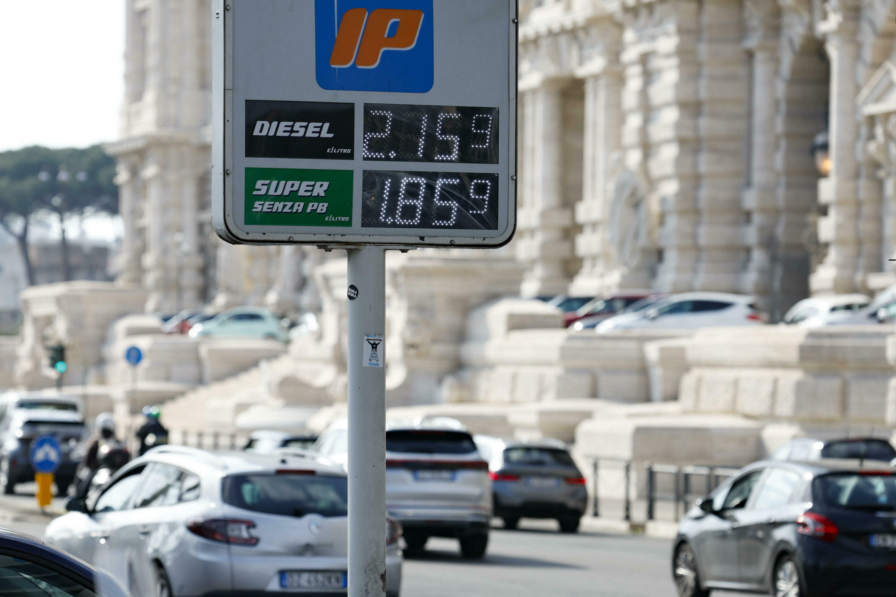 Carburanti: arriva lo sconto, ma non per tutti Carburanti: arriva lo sconto, ma non per tutti