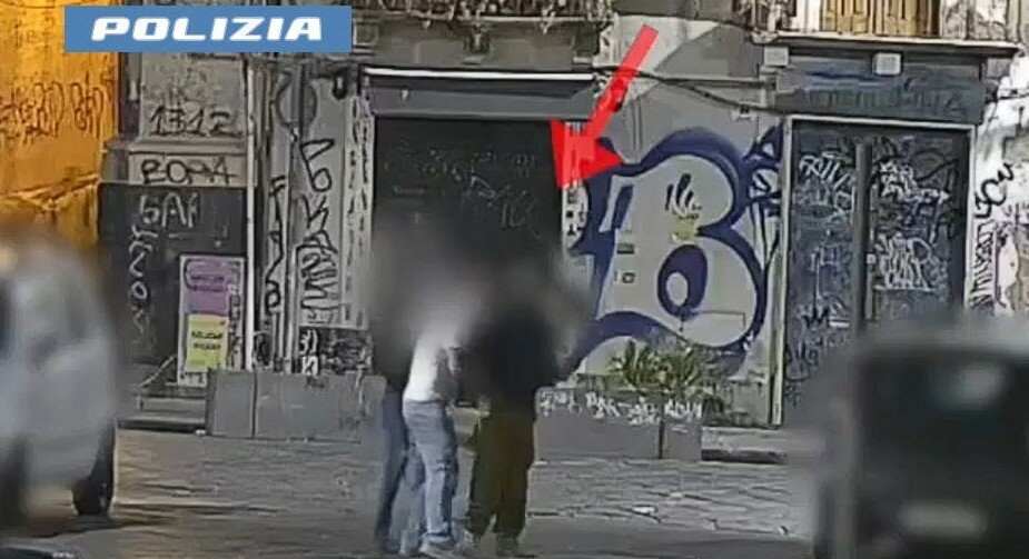 Catania, tutta la rapina (con coltellata) minuto per minuto