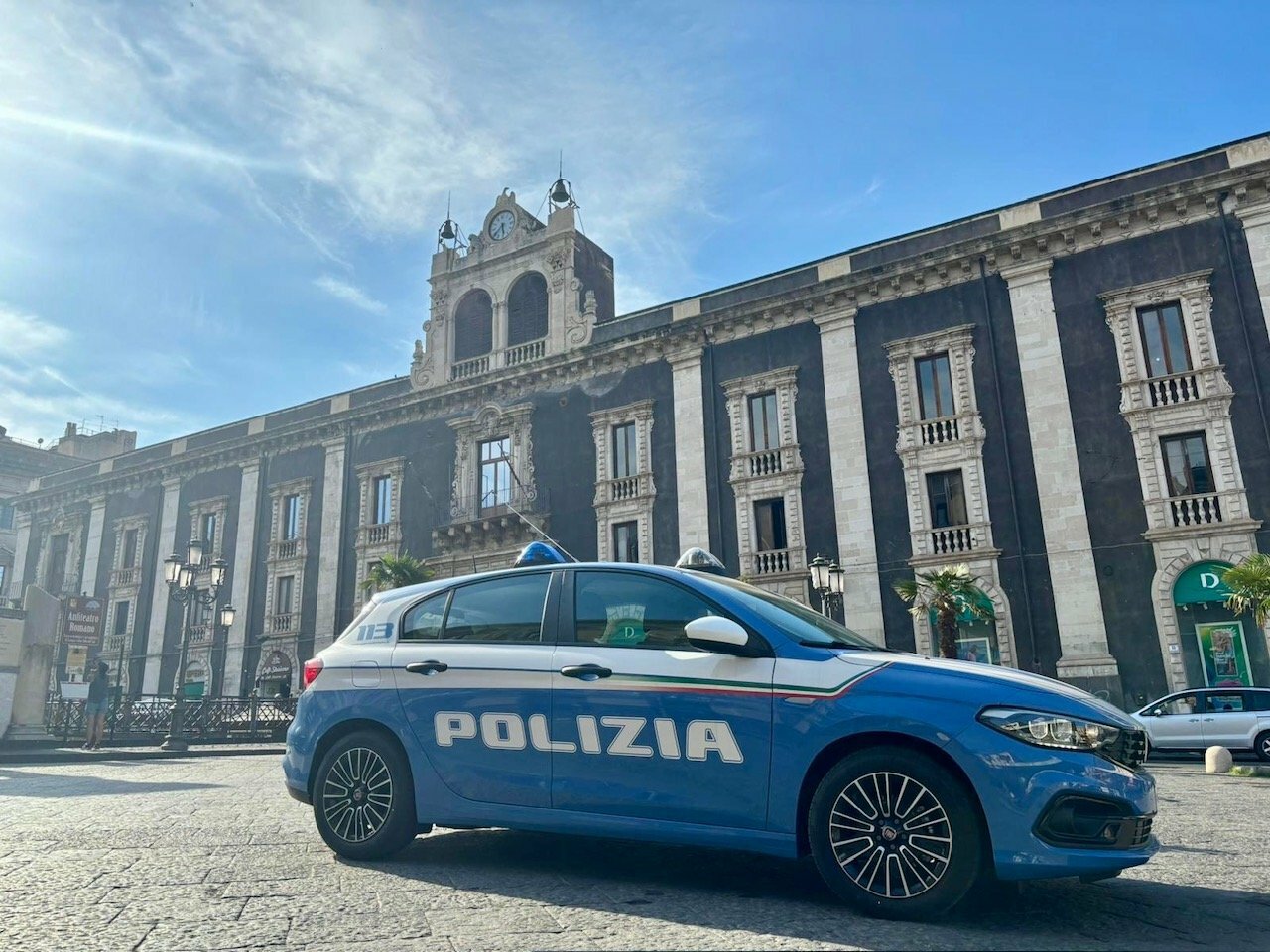 Urla in via Etnea brandendo cocci di vetro Urla in via Etnea brandendo cocci di vetro