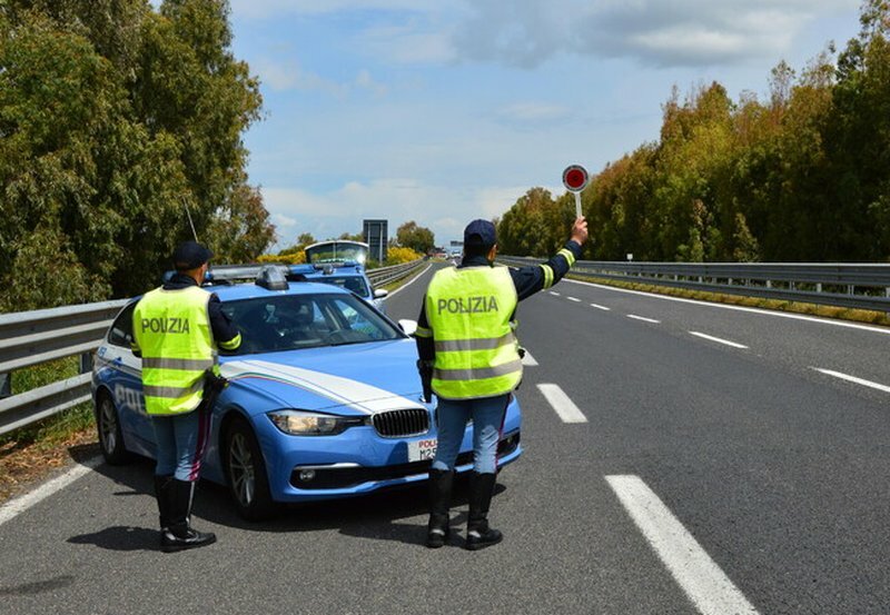 Retromarcia per un km: panico in autostrada