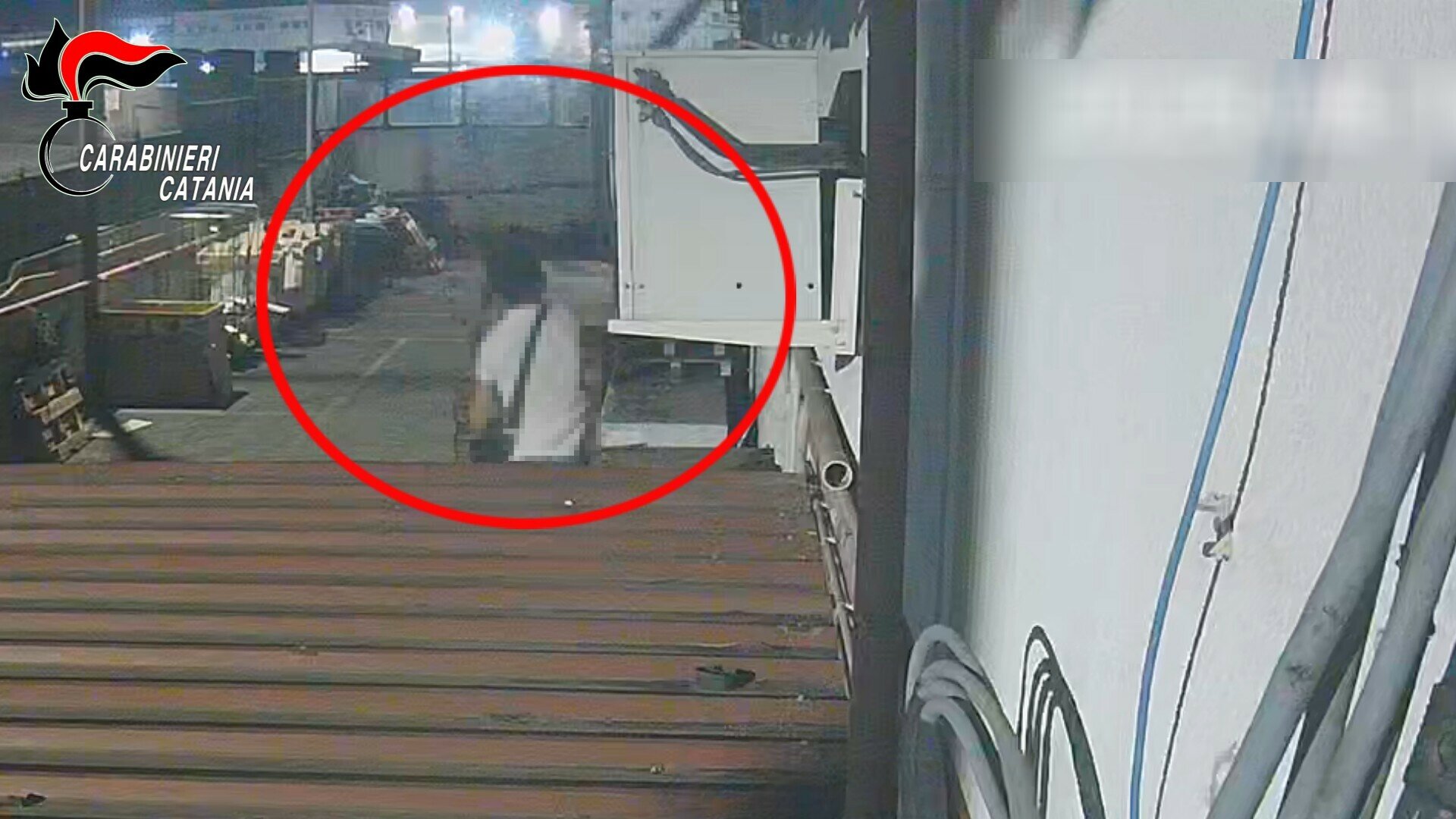 Ruba nel supermercato, ma dimentica il telefono