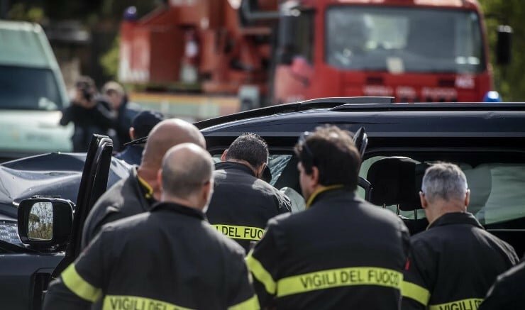 Si barrica con 6 bombole: evacuate 40 persone