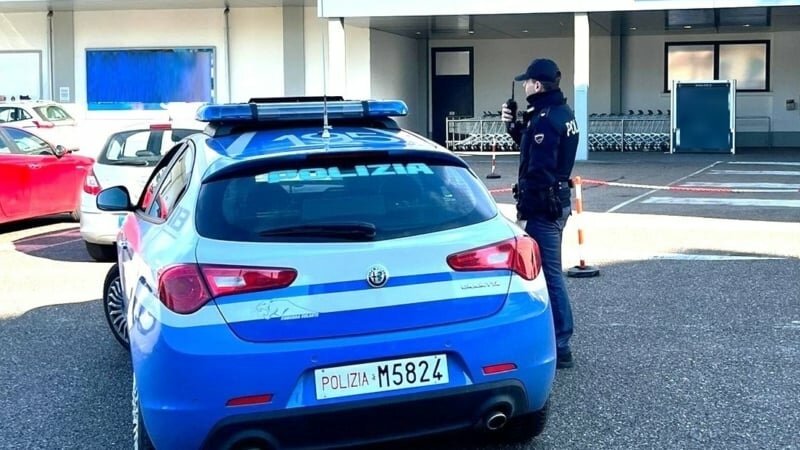 Ruba parmigiano e liquori e minaccia il cassiere