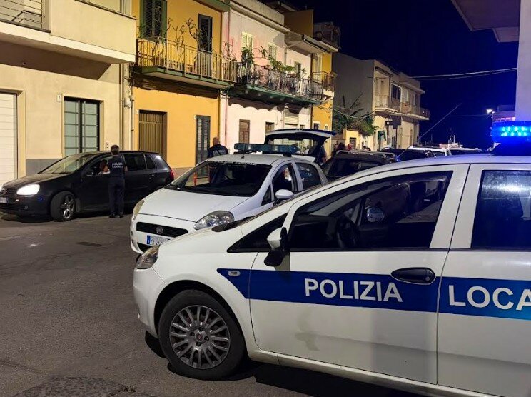 Riposto: fuggono all'alt, inseguiti e presi