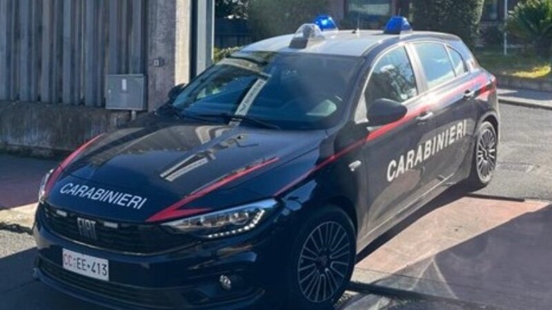 Aggredisce la sorella e ferisce il padre per soldi
