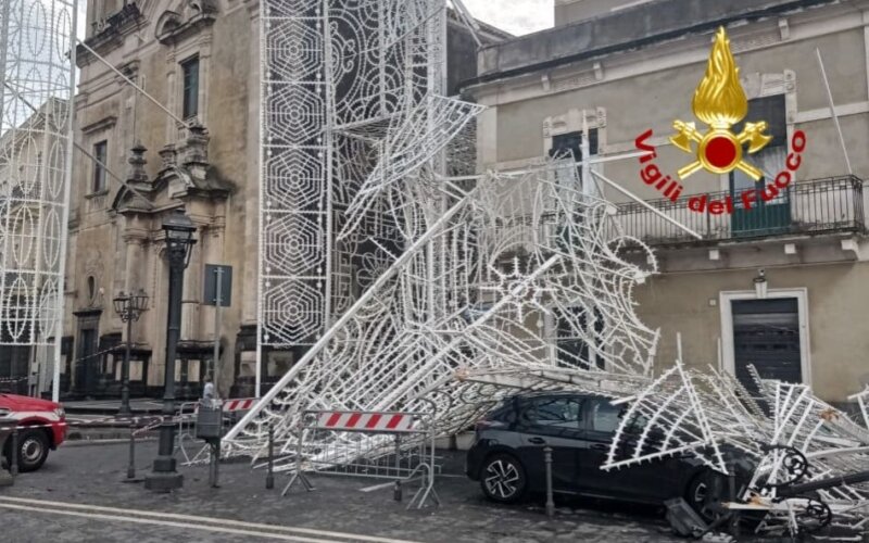 Aci Sant'Antonio, crollano luminarie per il maltempo