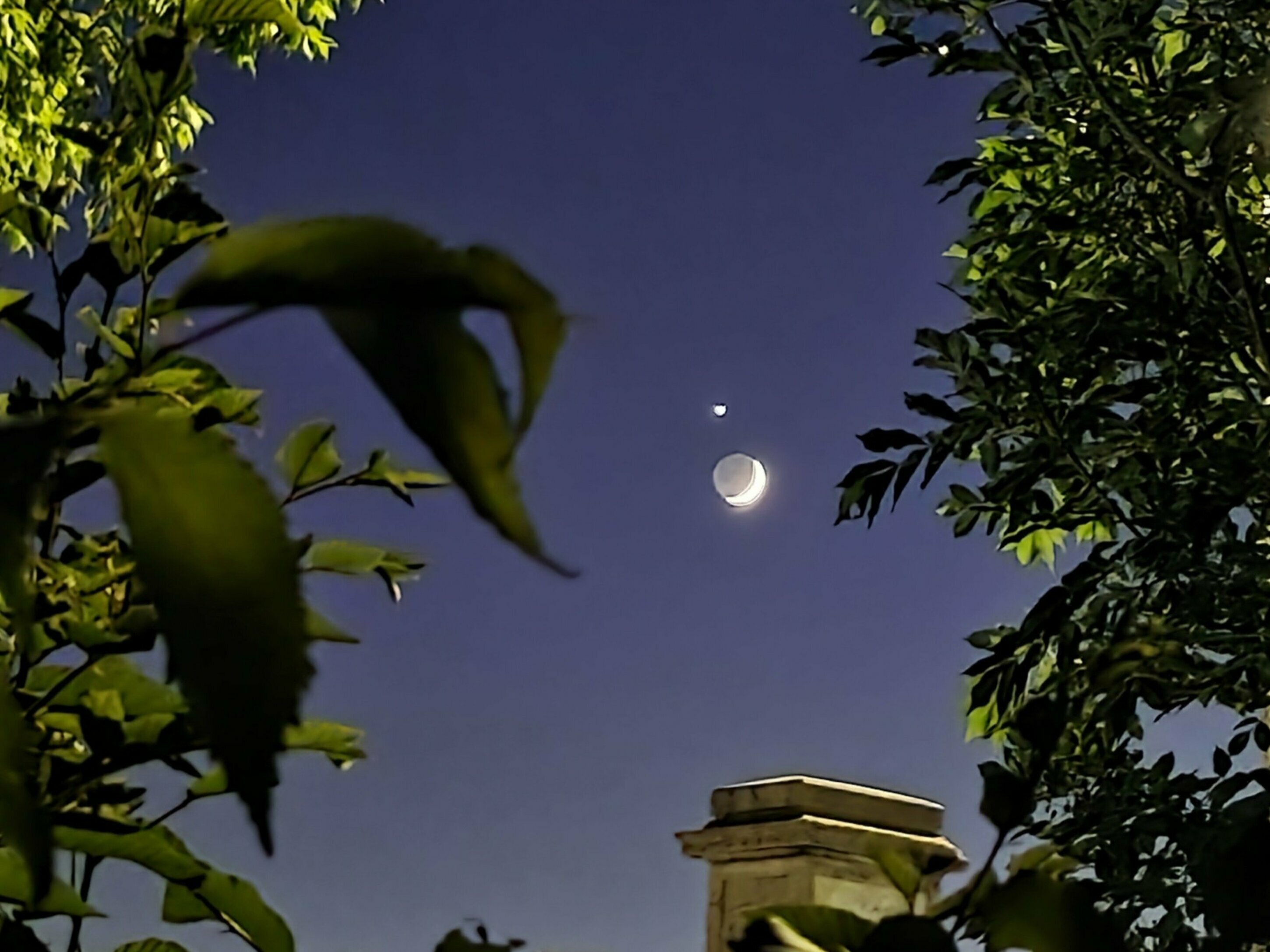 Immortalato il 'bacio' tra Luna e Venere al tramonto