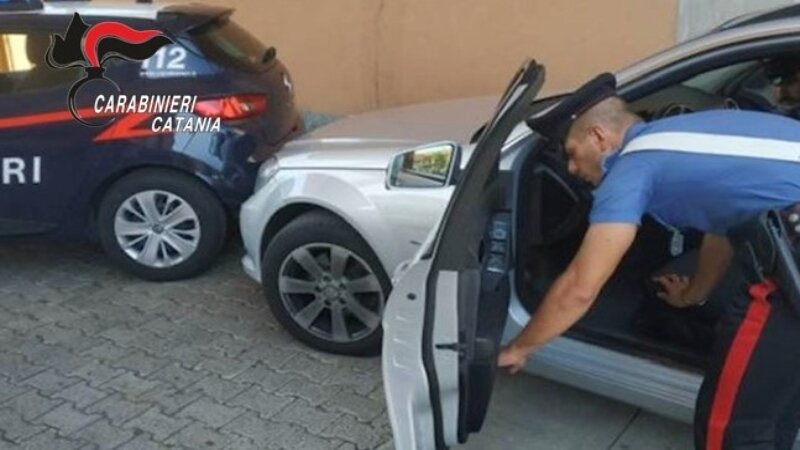 Guida auto del nonno e nasconde la droga