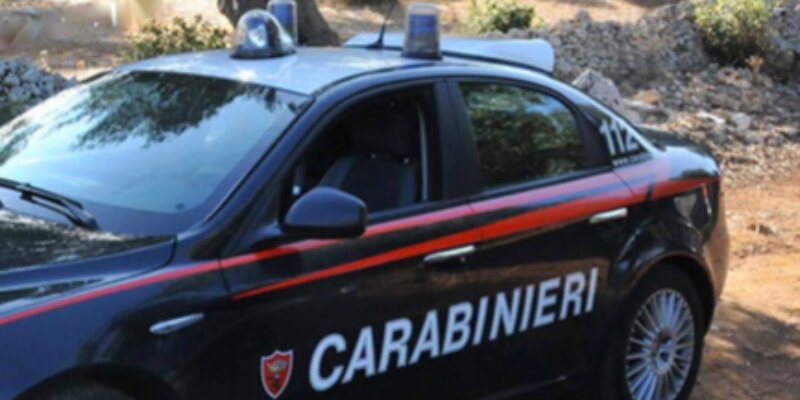 Con la moglie a rubare carrube nel terreno del poliziotto