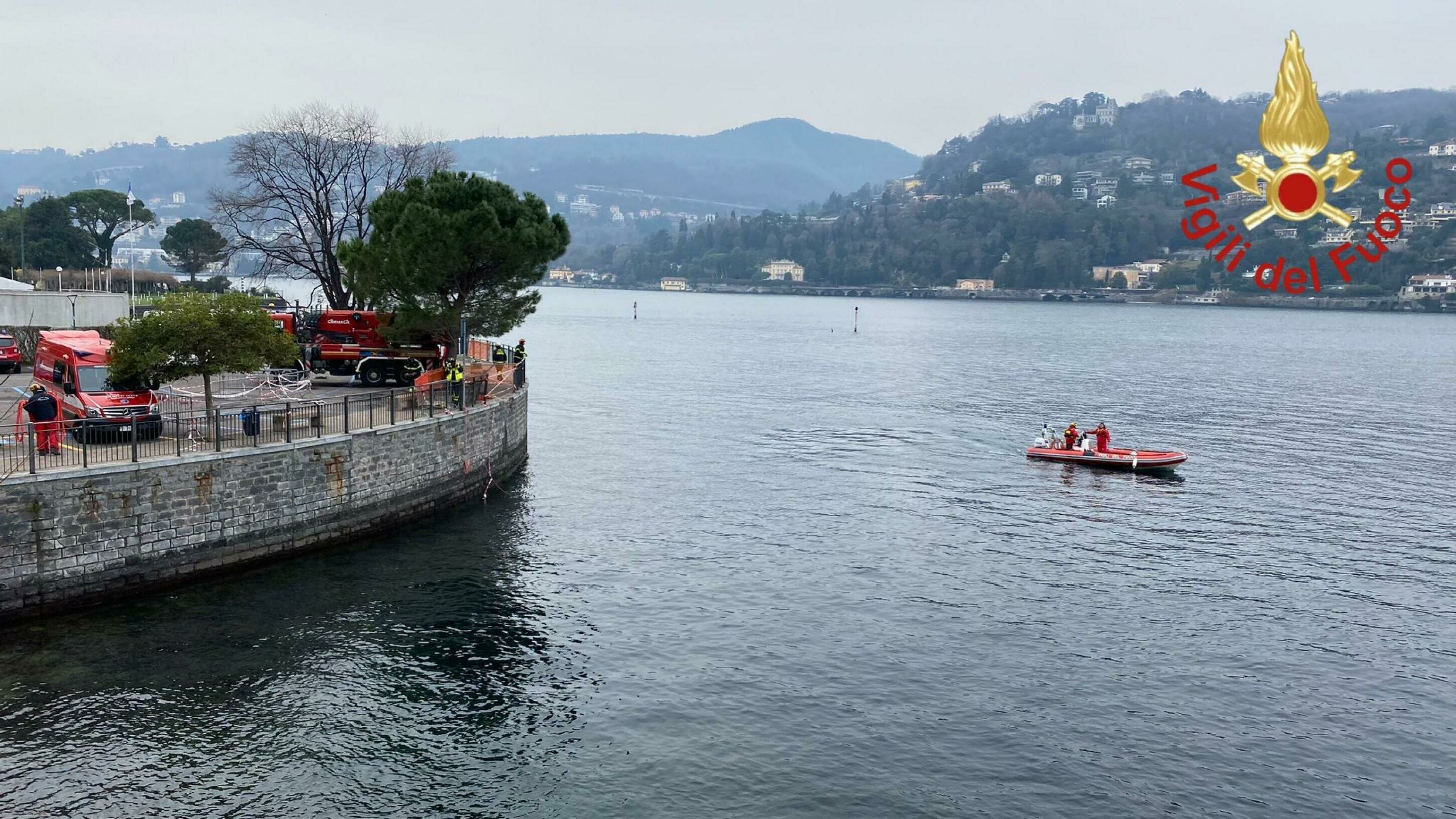 L'auto finisce nel lago dopo uno scontro, morto un uomo L'auto finisce nel lago dopo uno scontro, morto un uomo