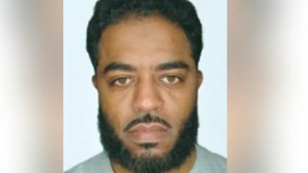 Falcia la folla con auto, poi scende e spara: 10 morti