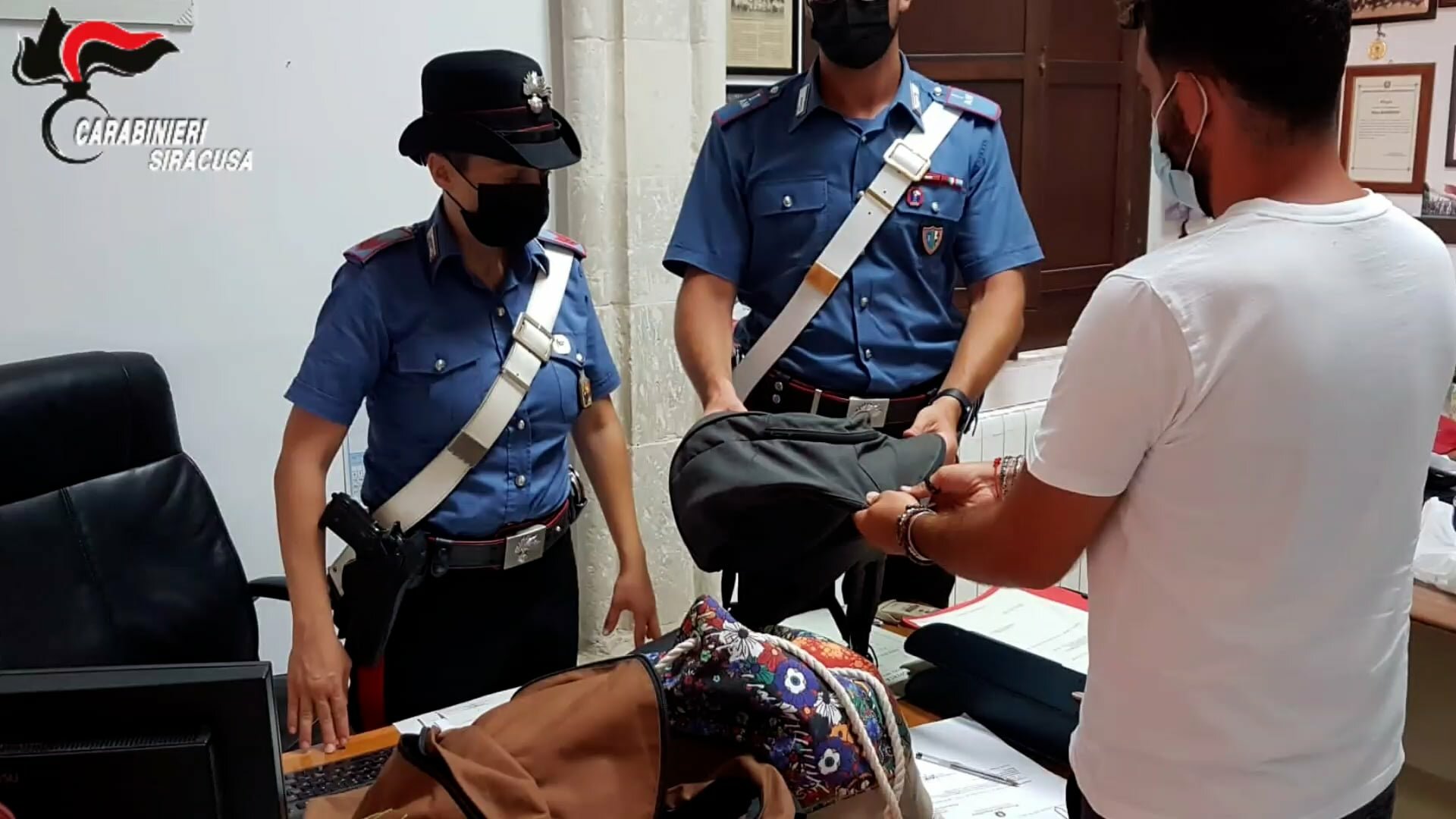 Ladro di zaini in spiaggia